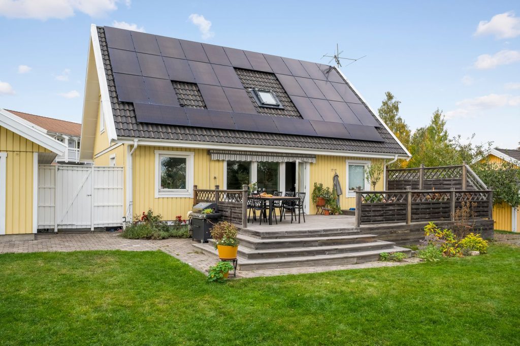24. Tomtplanering med gra╠es tra╠edklippning till hus