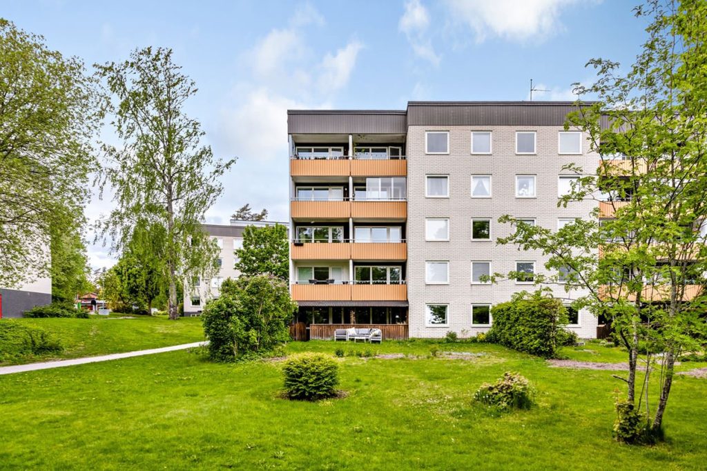 28. Klippning av gra╠es till BRF