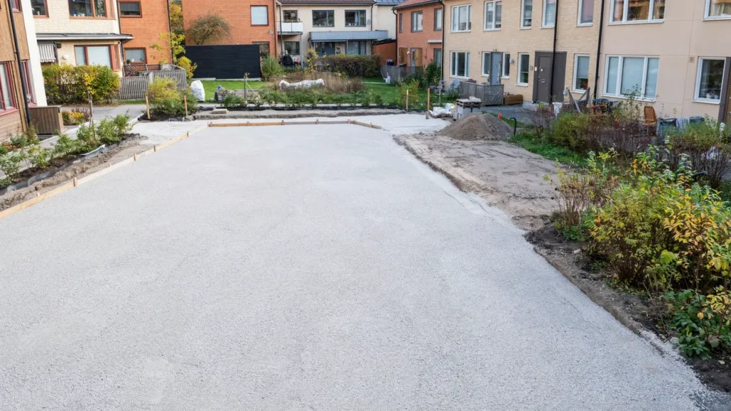 oml ggning av g rdsplan med urgr vning och nytt slitlager i klosterg rden lund
